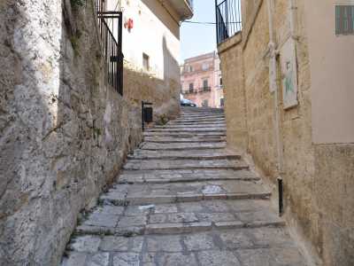 ...e le scalinate in pietra antiche quanto ripide